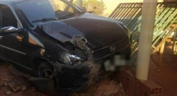 Carro derruba portão e deixa criança ferida após acidente com moto em Jataí (GO)
